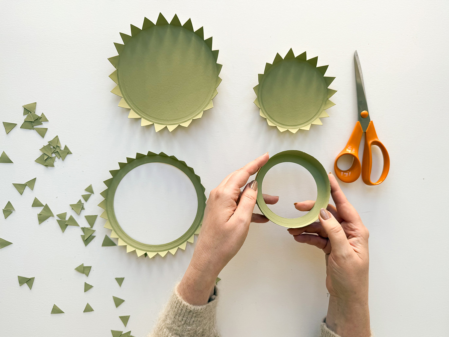 Lass uns eine Sonnenblumen-Laterne basteln.