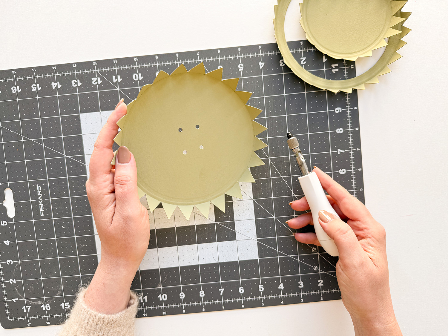 Lass uns eine Sonnenblumen-Laterne basteln.