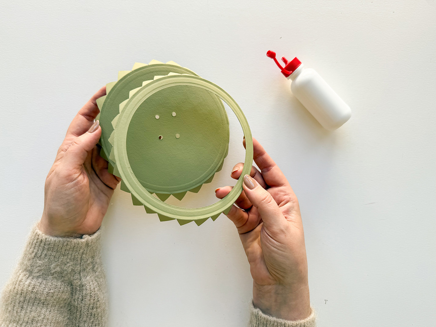 Lass uns eine Sonnenblumen-Laterne basteln.