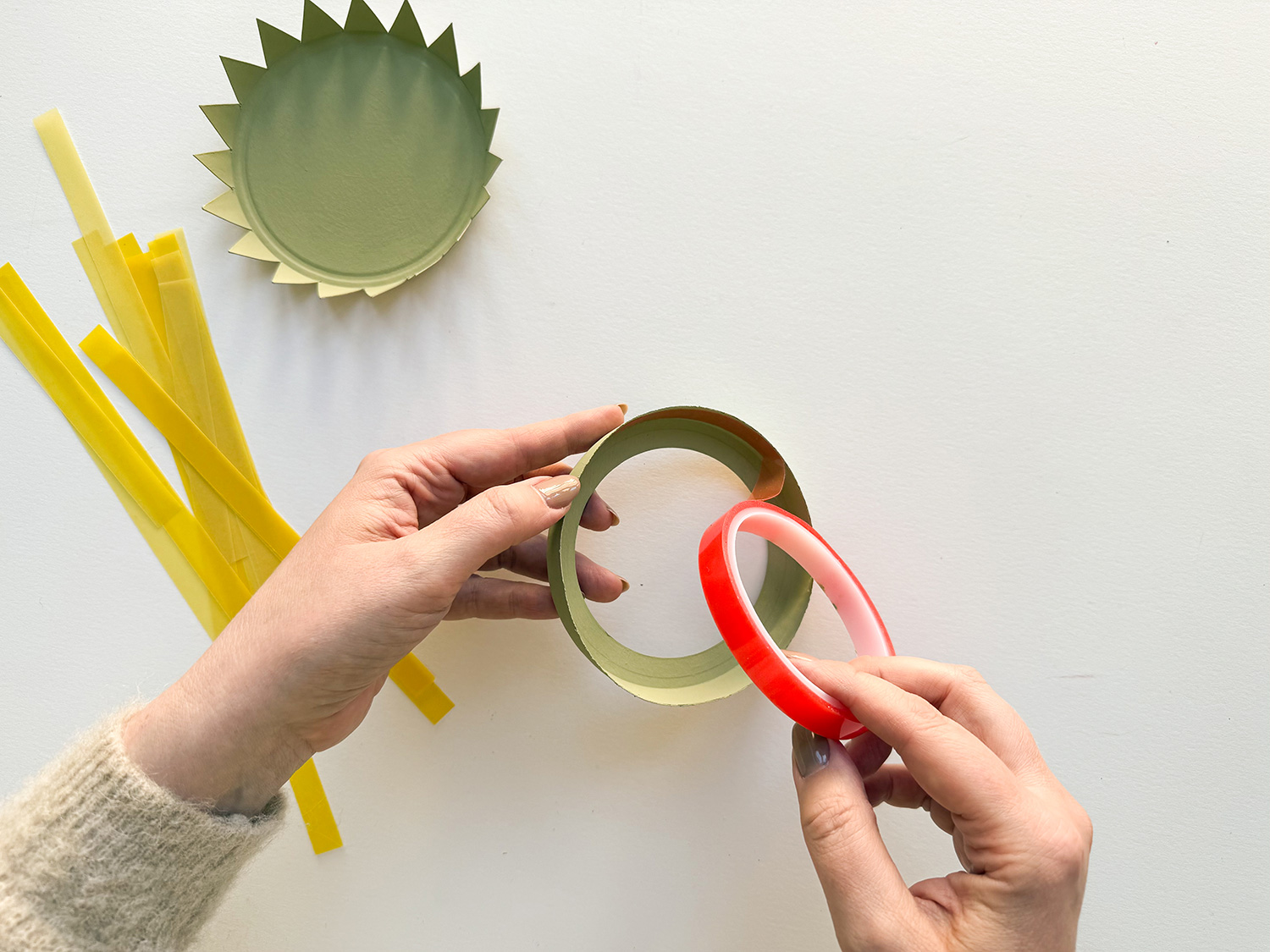 Lass uns eine Sonnenblumen-Laterne basteln.