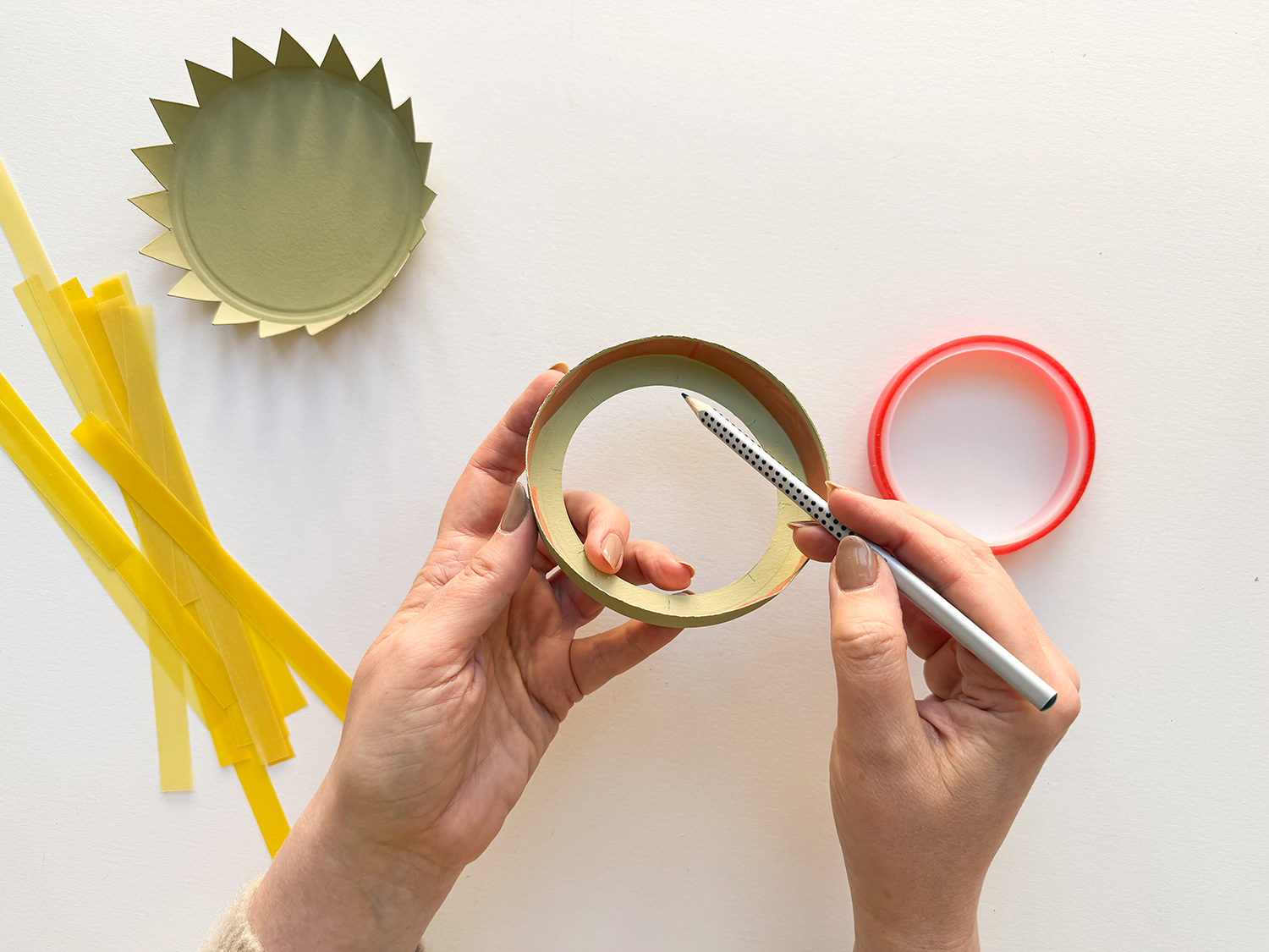 Lass uns eine Sonnenblumen-Laterne basteln.