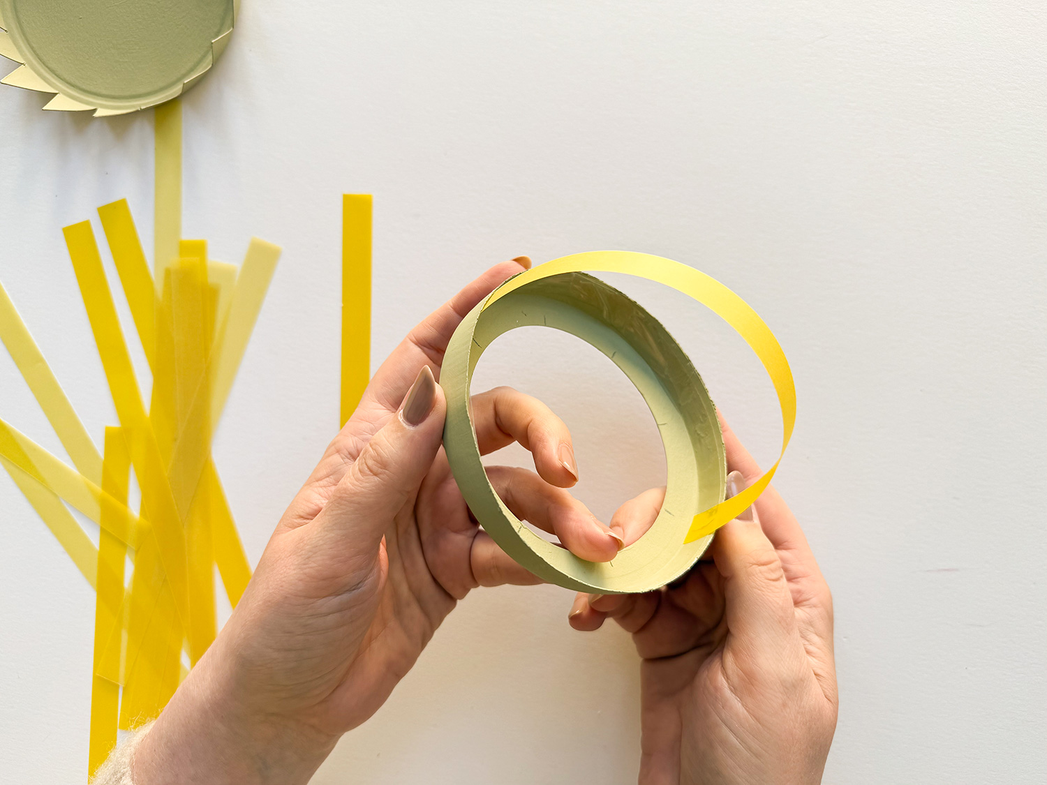 Lass uns eine Sonnenblumen-Laterne basteln.