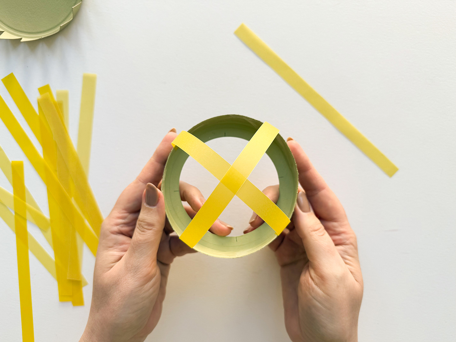 Lass uns eine Sonnenblumen-Laterne basteln.