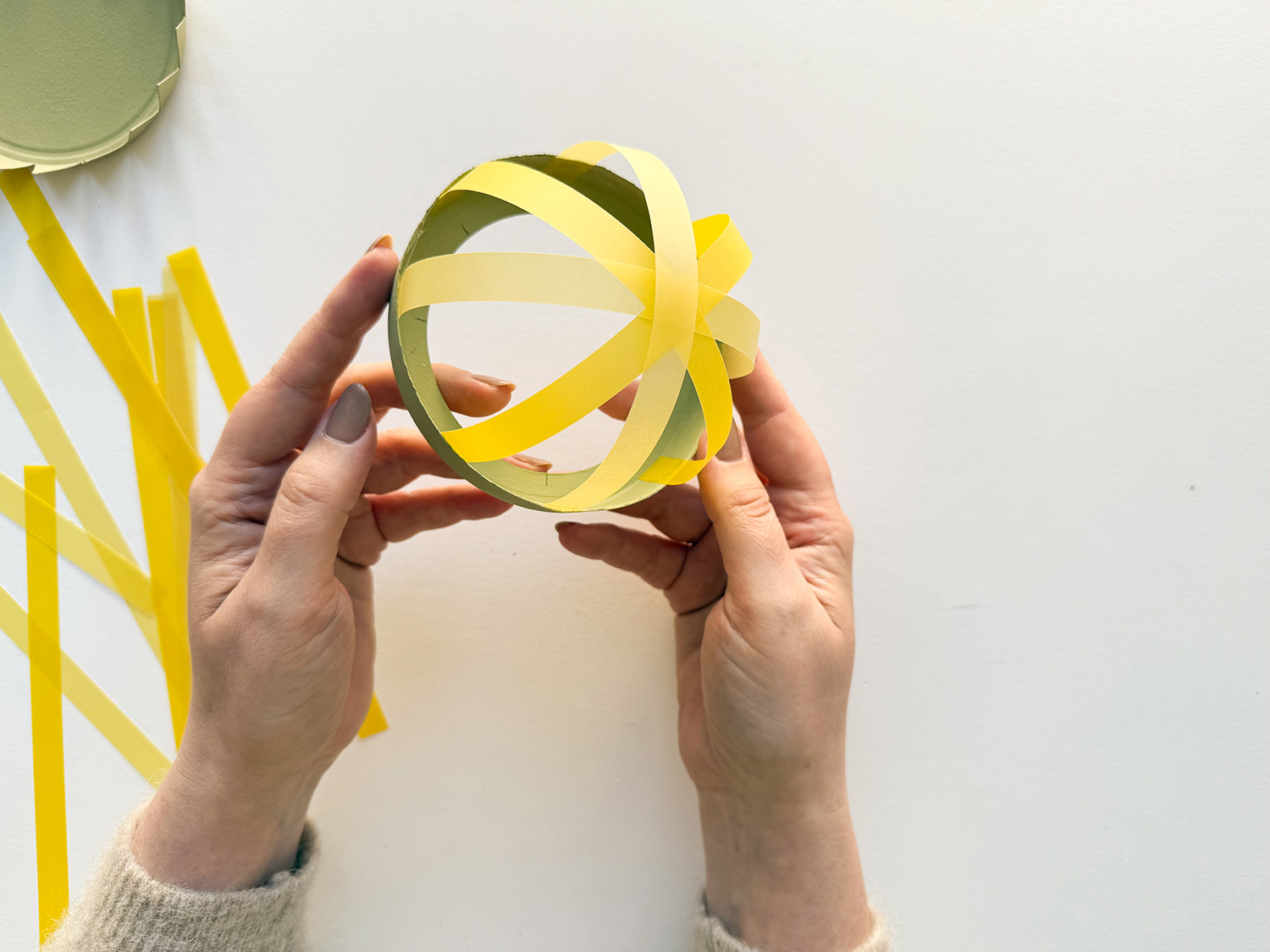 Lass uns eine Sonnenblumen-Laterne basteln.