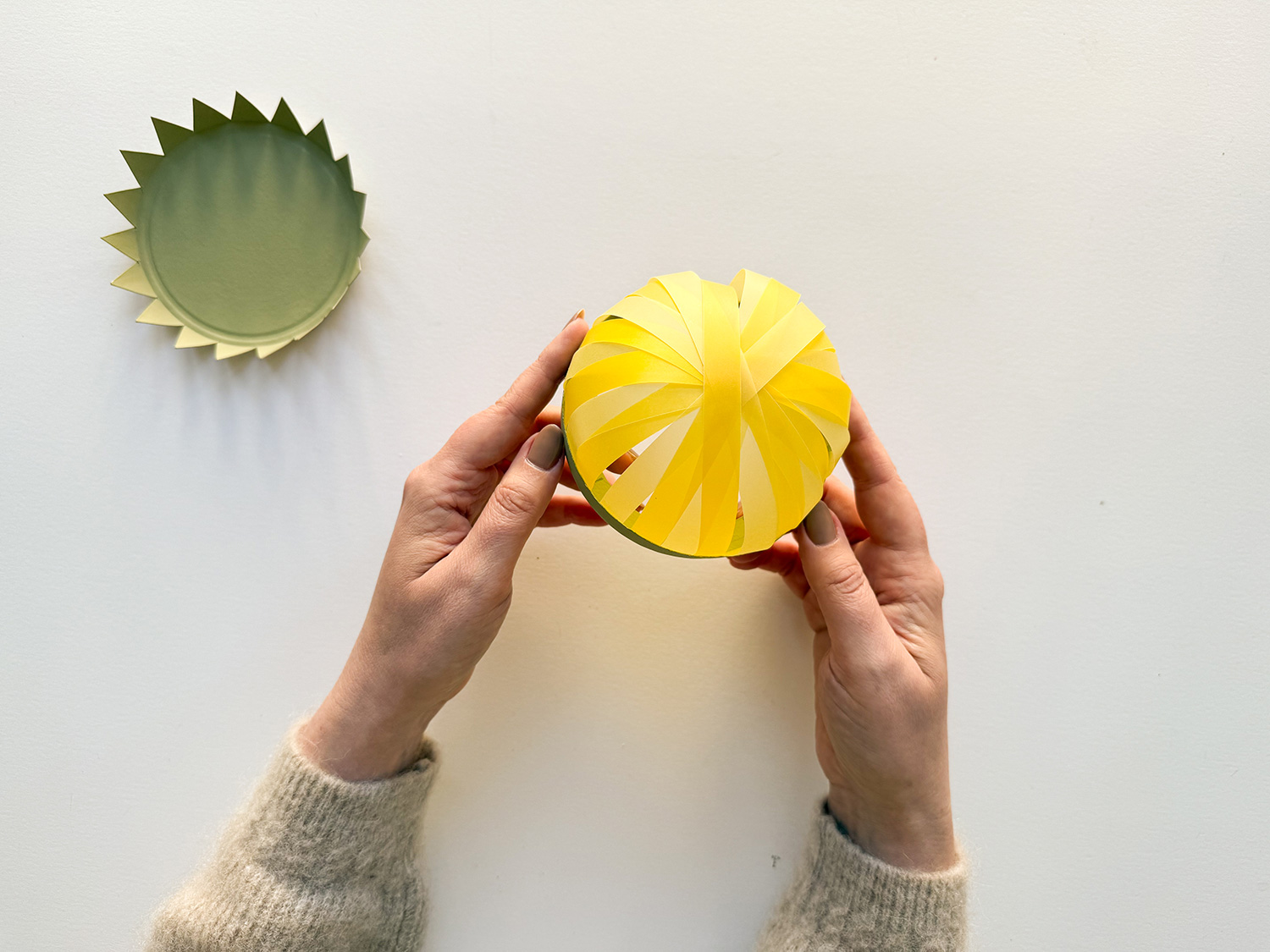 Lass uns eine Sonnenblumen-Laterne basteln.