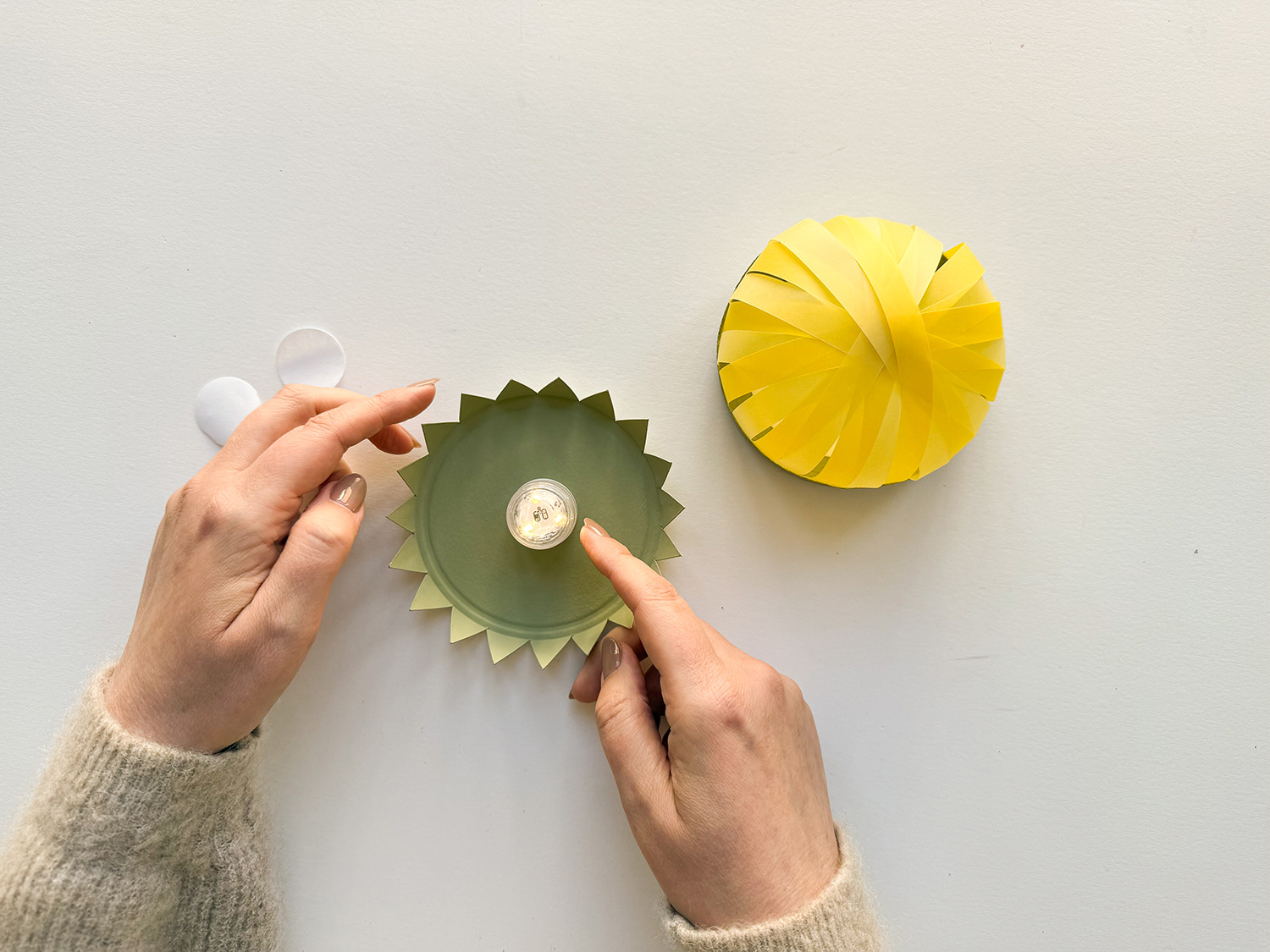 Lass uns eine Sonnenblumen-Laterne basteln.