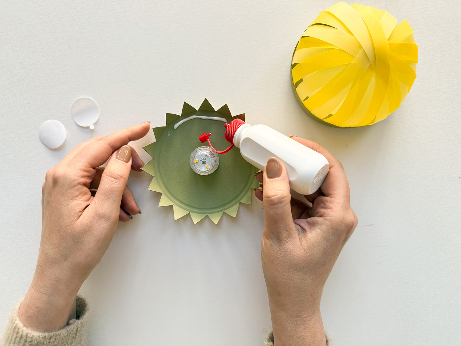 Lass uns eine Sonnenblumen-Laterne basteln.