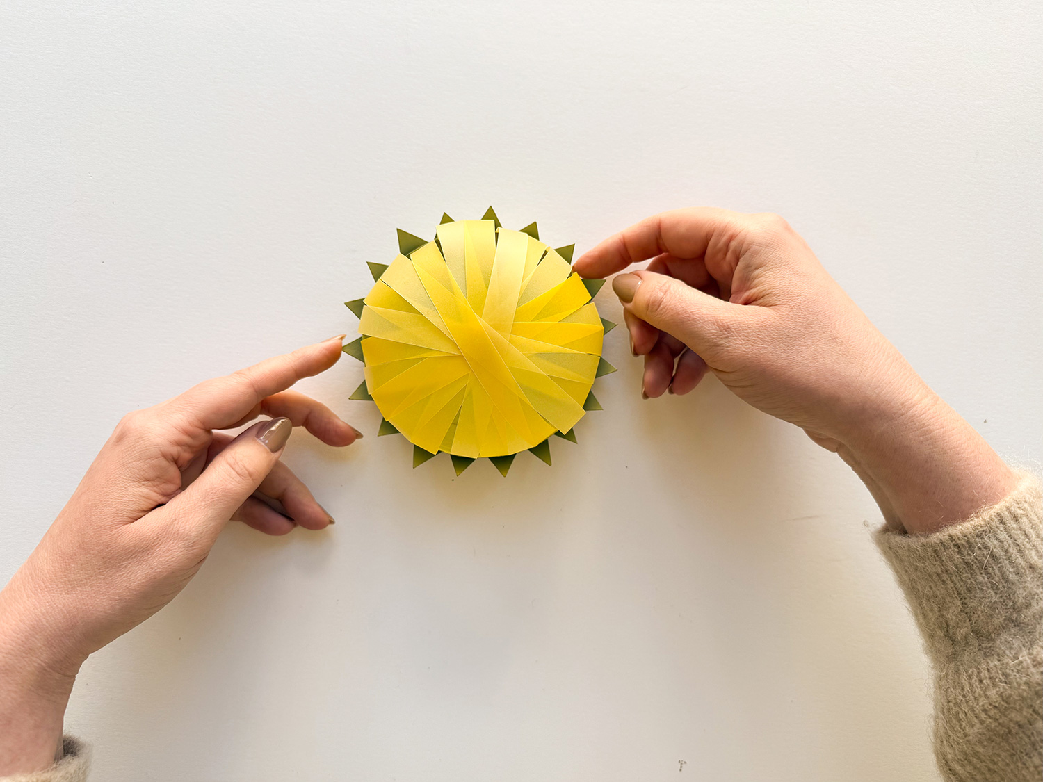 Lass uns eine Sonnenblumen-Laterne basteln.