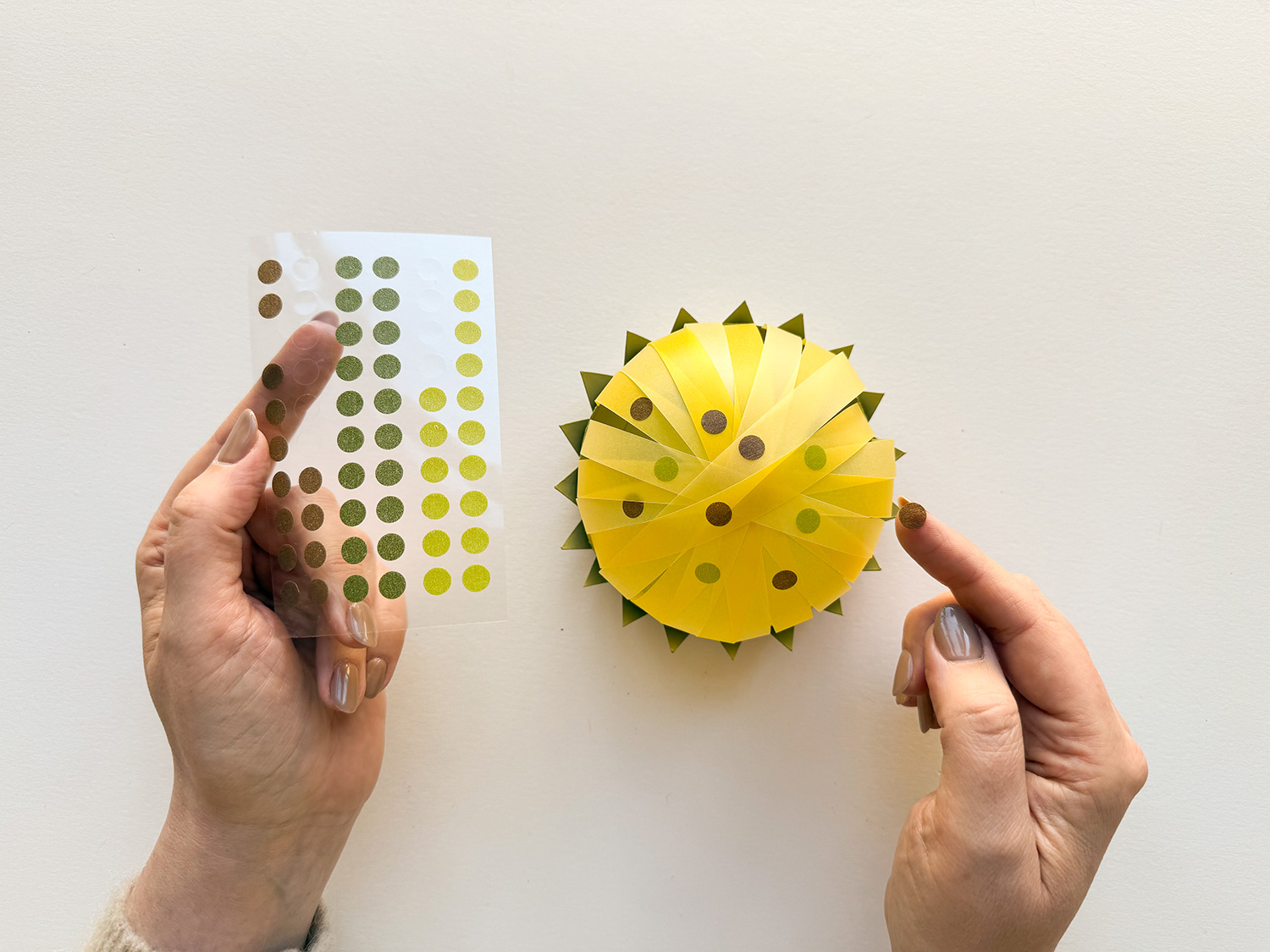 Lass uns eine Sonnenblumen-Laterne basteln.