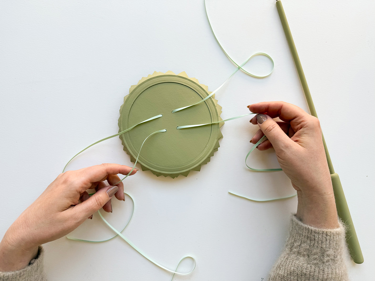 Lass uns eine Sonnenblumen-Laterne basteln.