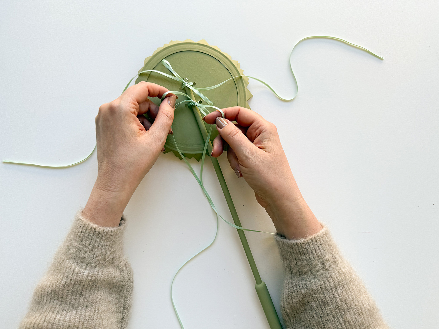 Lass uns eine Sonnenblumen-Laterne basteln.