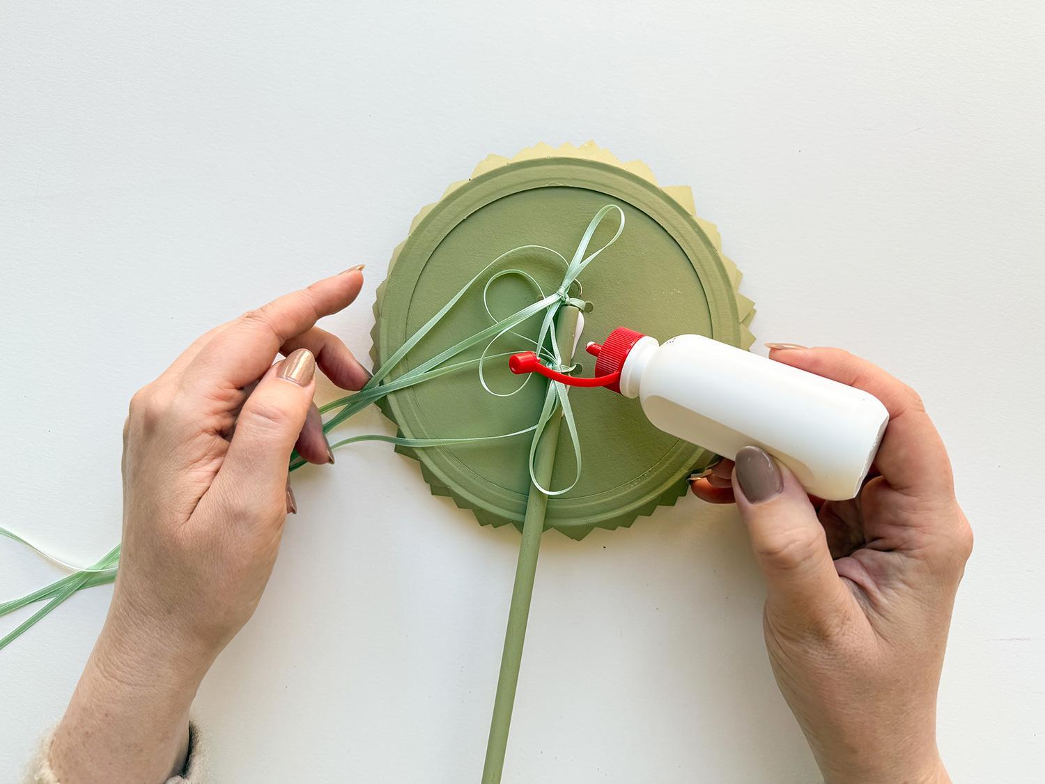 Lass uns eine Sonnenblumen-Laterne basteln.