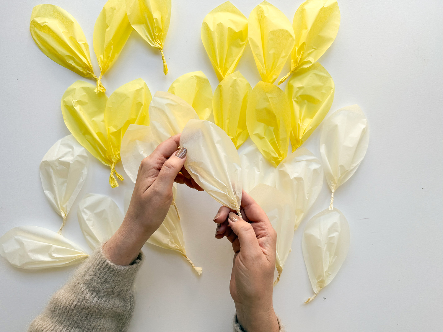 Lass uns eine Sonnenblumen-Laterne basteln.