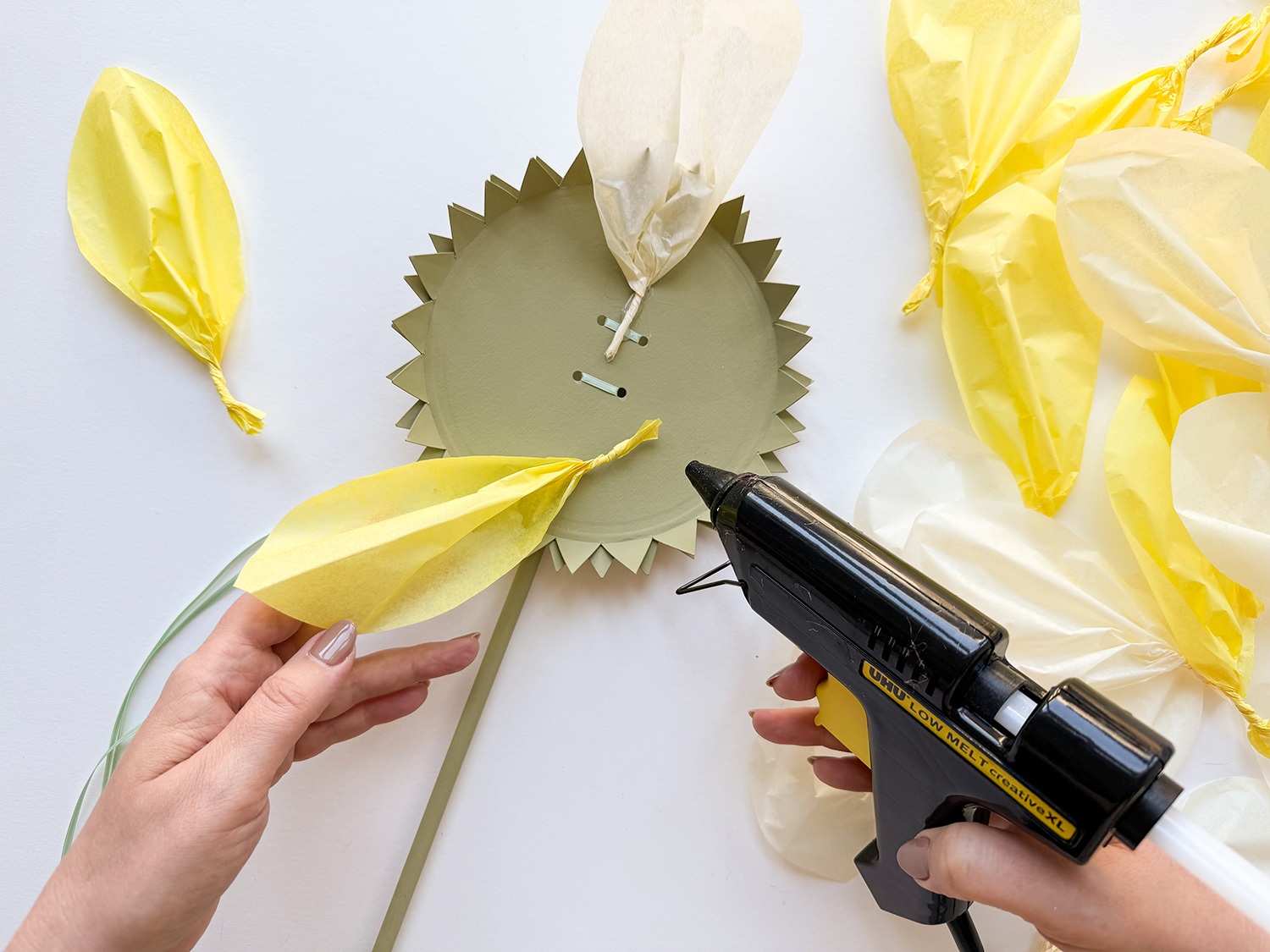 Lass uns eine Sonnenblumen-Laterne basteln.