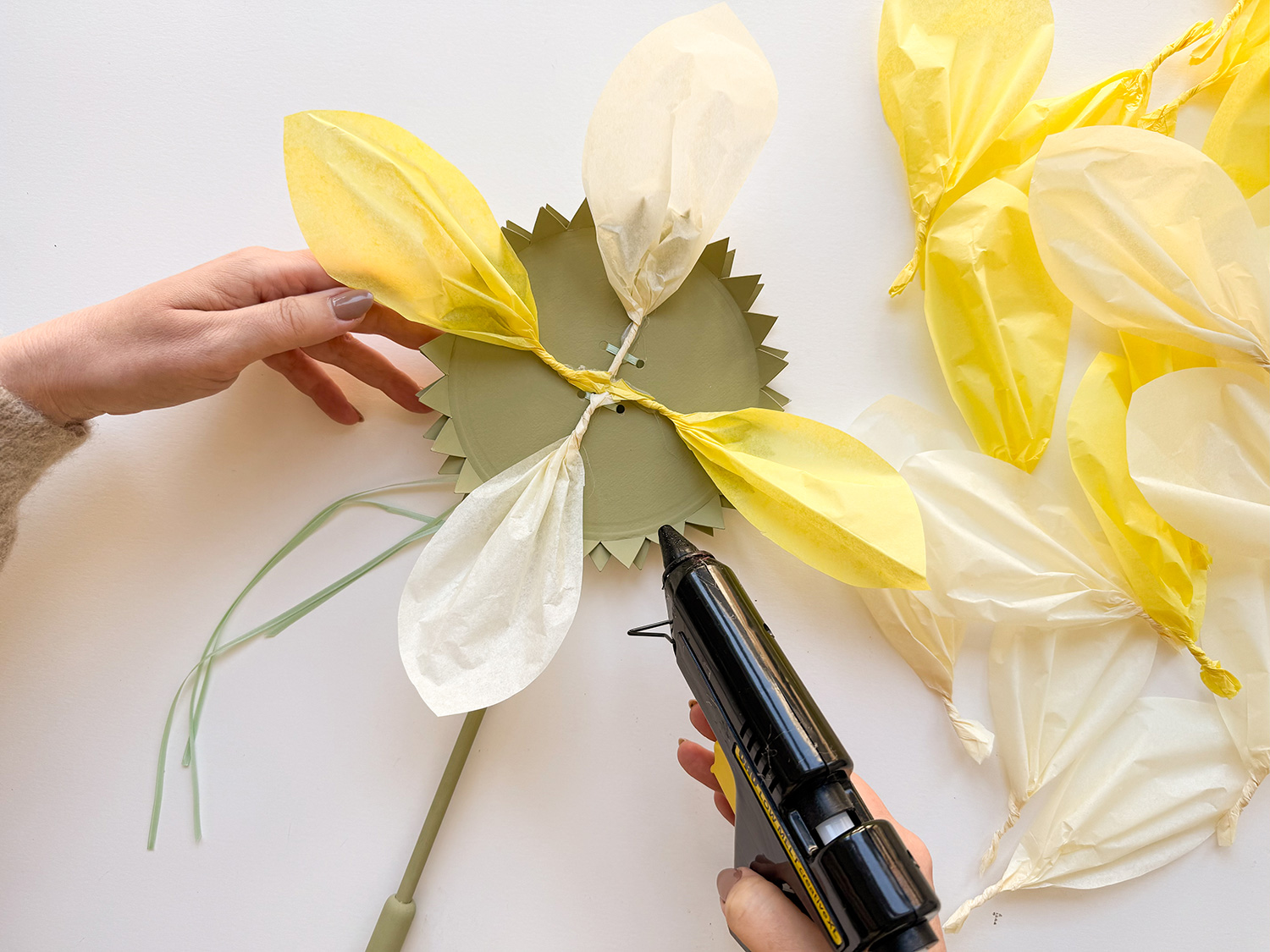 Lass uns eine Sonnenblumen-Laterne basteln.