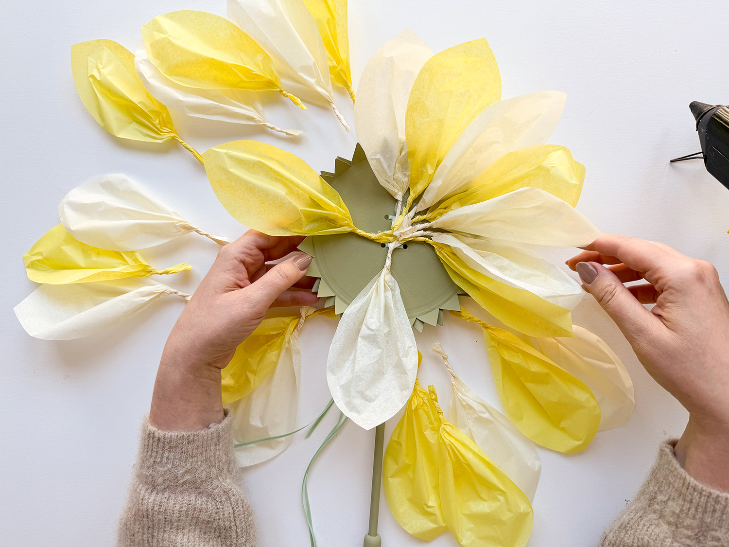 Lass uns eine Sonnenblumen-Laterne basteln.