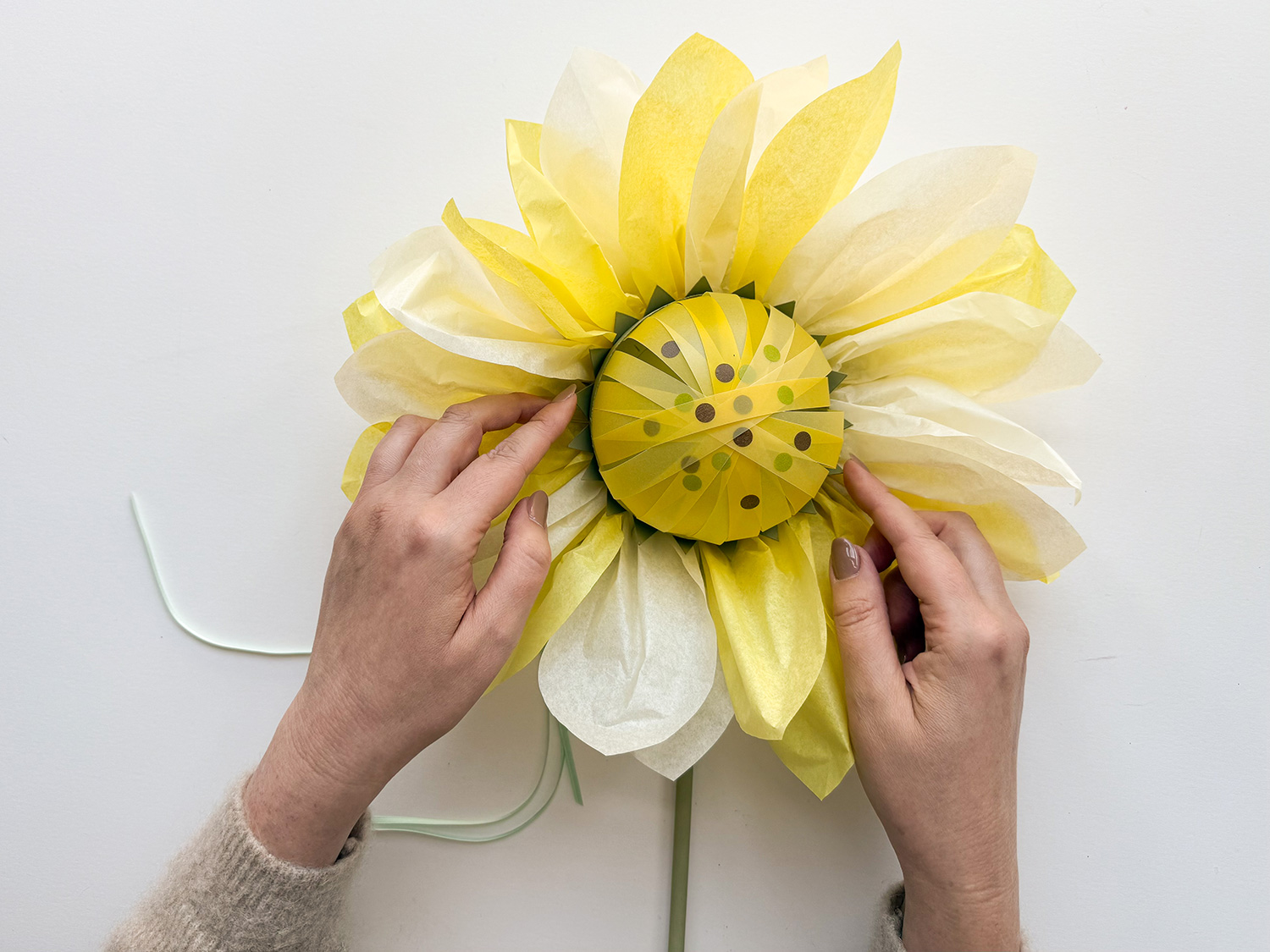 Lass uns eine Sonnenblumen-Laterne basteln.