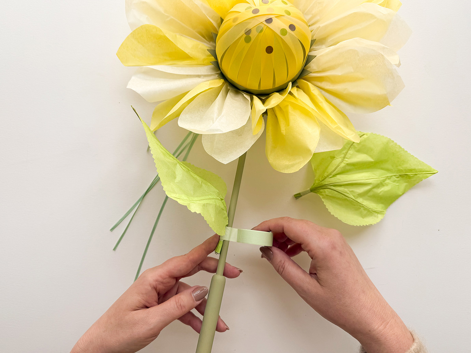 Lass uns eine Sonnenblumen-Laterne basteln.