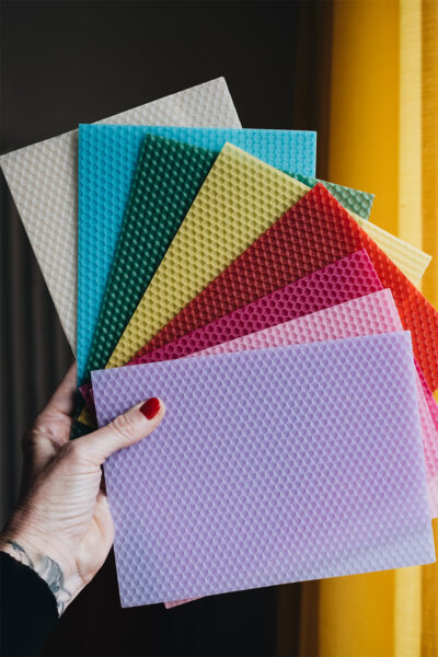 Lass uns Kerzen aus Bienenwachsplatten selber machen.