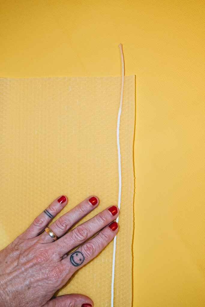 Lass uns Kerzen aus Bienenwachsplatten selber machen.