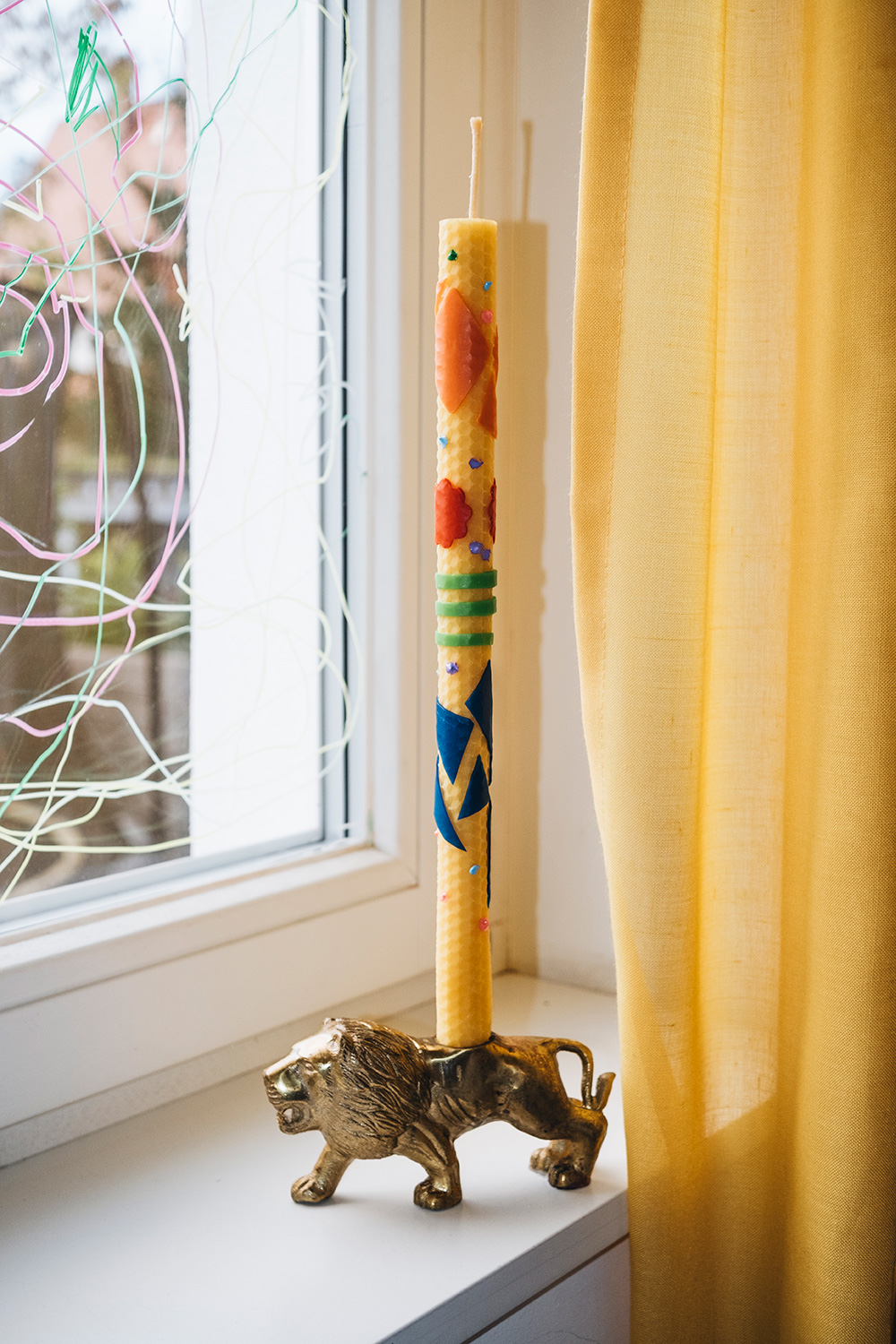 Lass uns Kerzen aus Bienenwachsplatten selber machen.