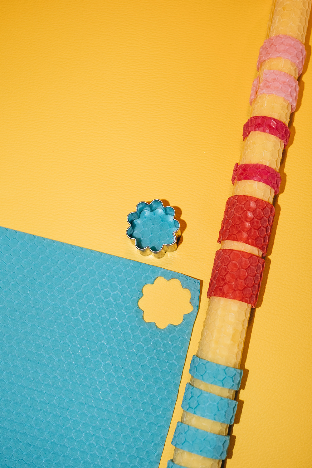 Lass uns Kerzen aus Bienenwachsplatten selber machen.