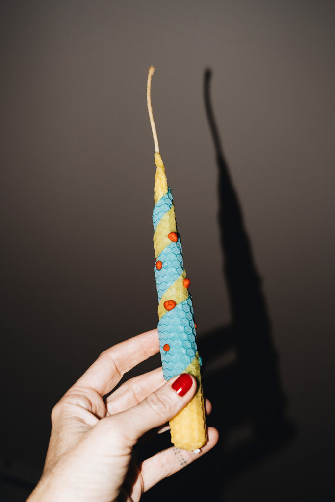 Lass uns Kerzen aus Bienenwachsplatten selber machen.