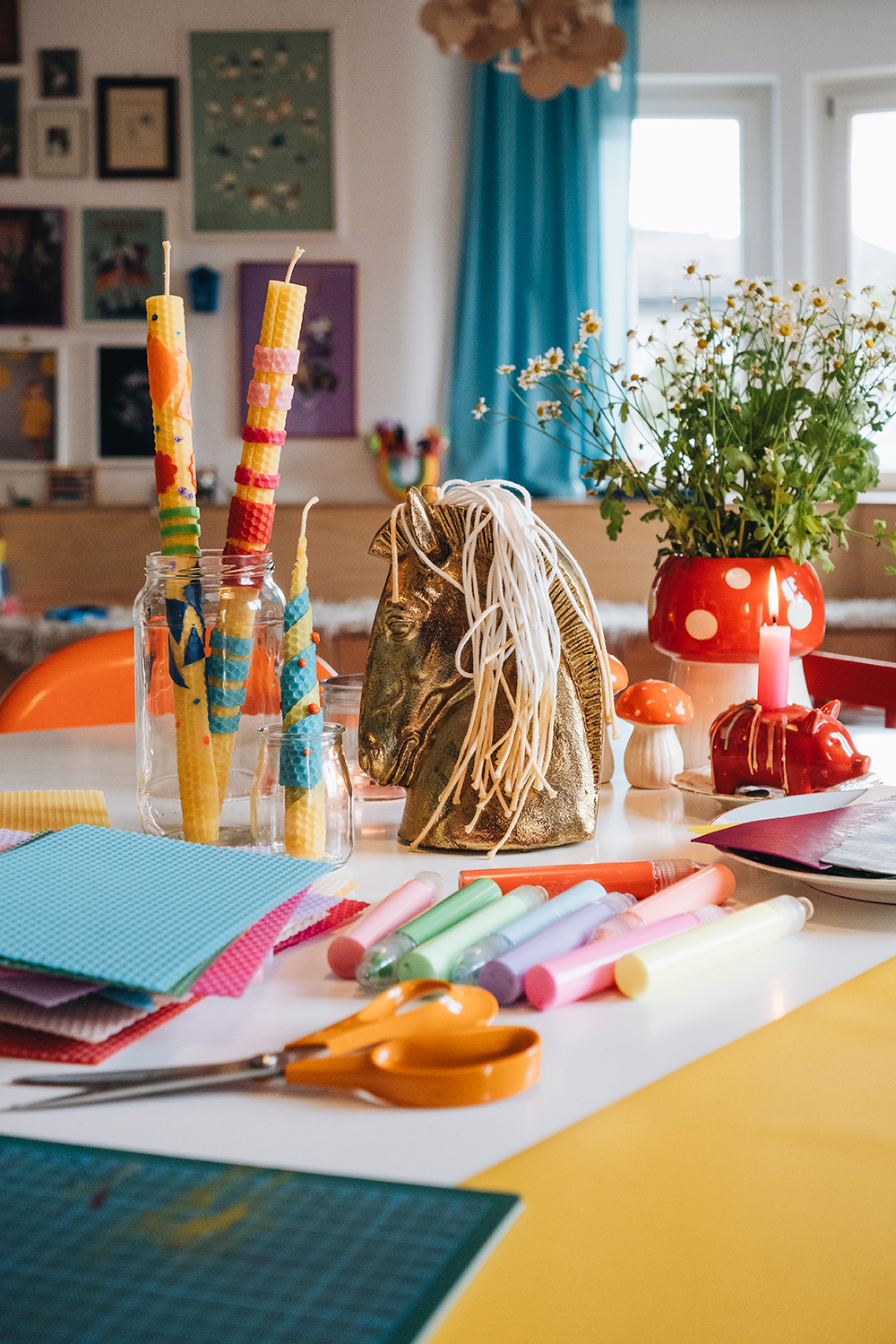 Lass uns Kerzen aus Bienenwachsplatten selber machen.