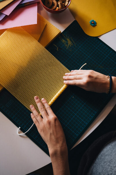 Lass uns Kerzen aus Bienenwachsplatten selber machen.