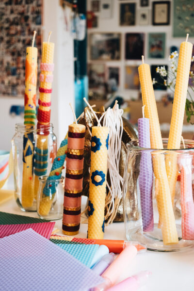 Lass uns Kerzen aus Bienenwachsplatten selber machen.