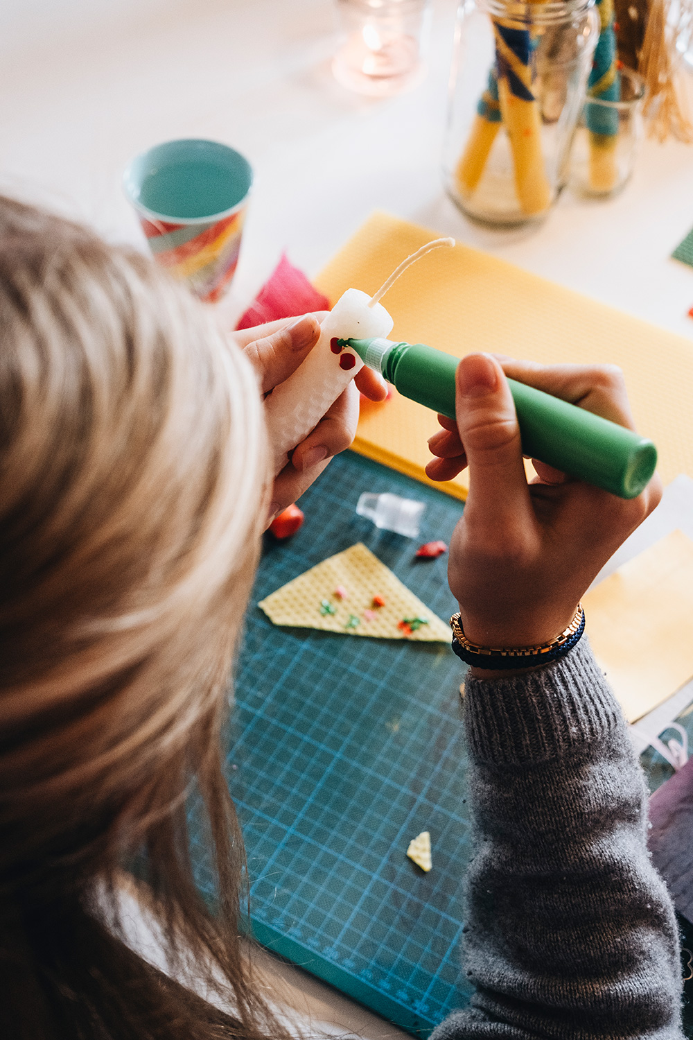Lass uns Kerzen aus Bienenwachsplatten selber machen.
