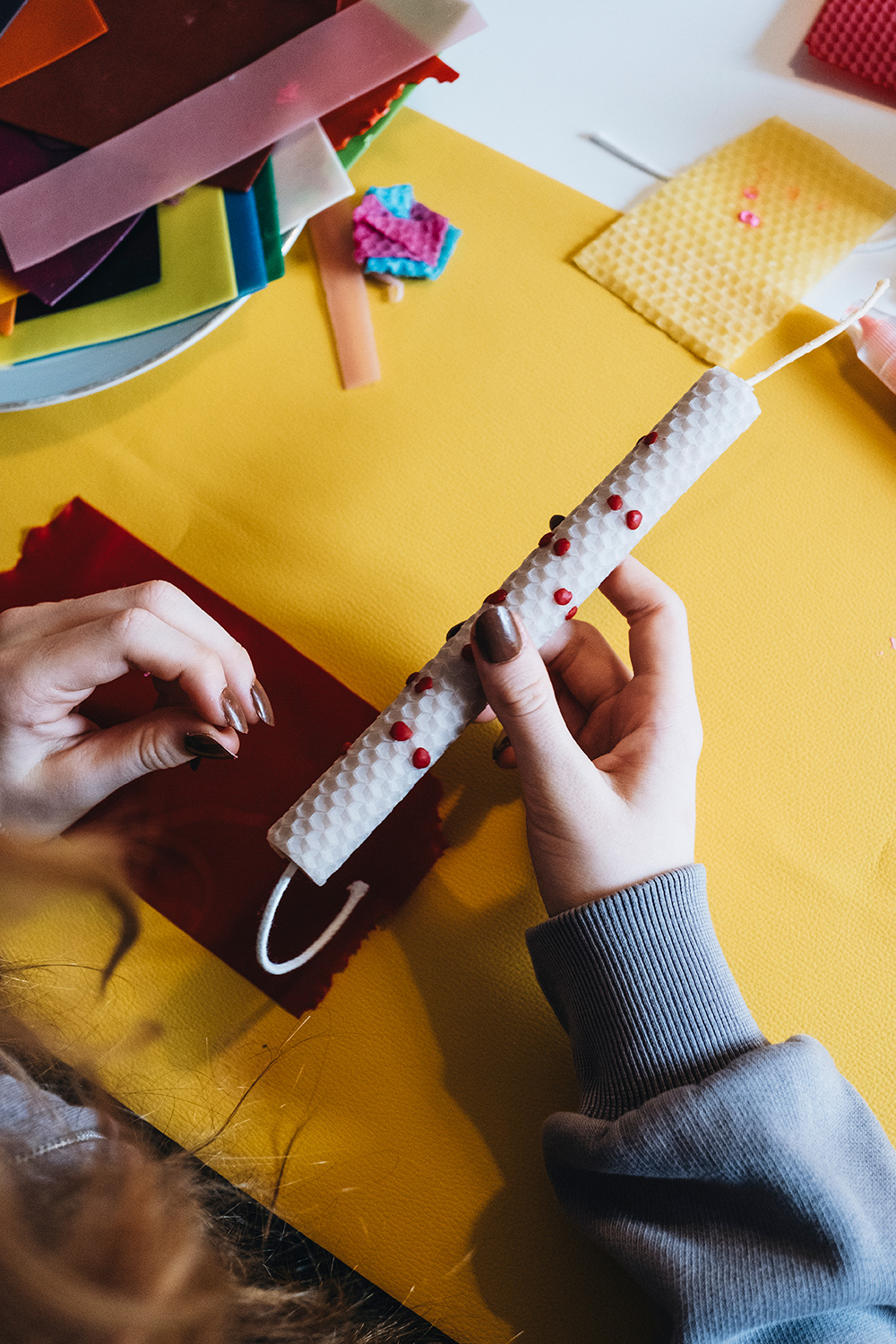 Lass uns Kerzen aus Bienenwachsplatten selber machen.