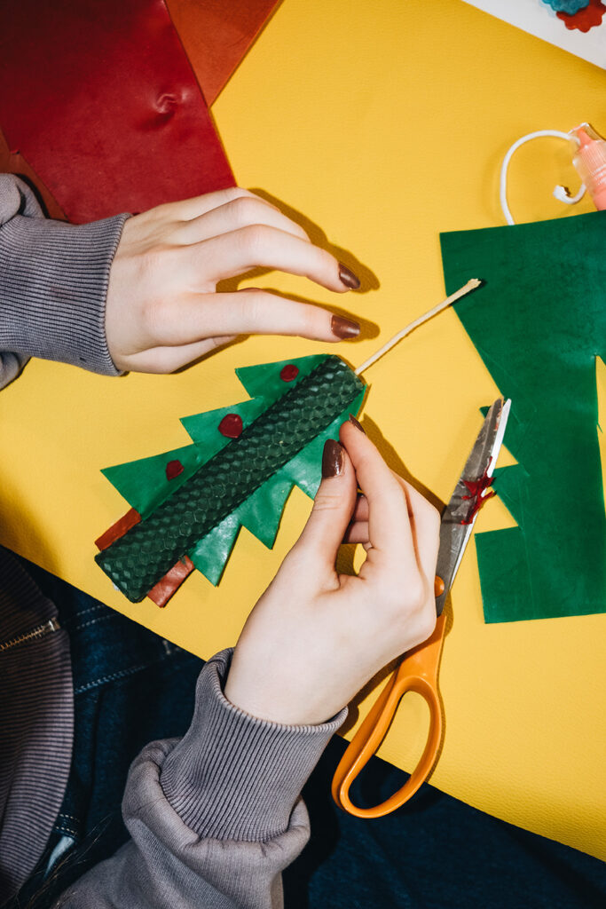 Lass uns Kerzen aus Bienenwachsplatten selber machen.