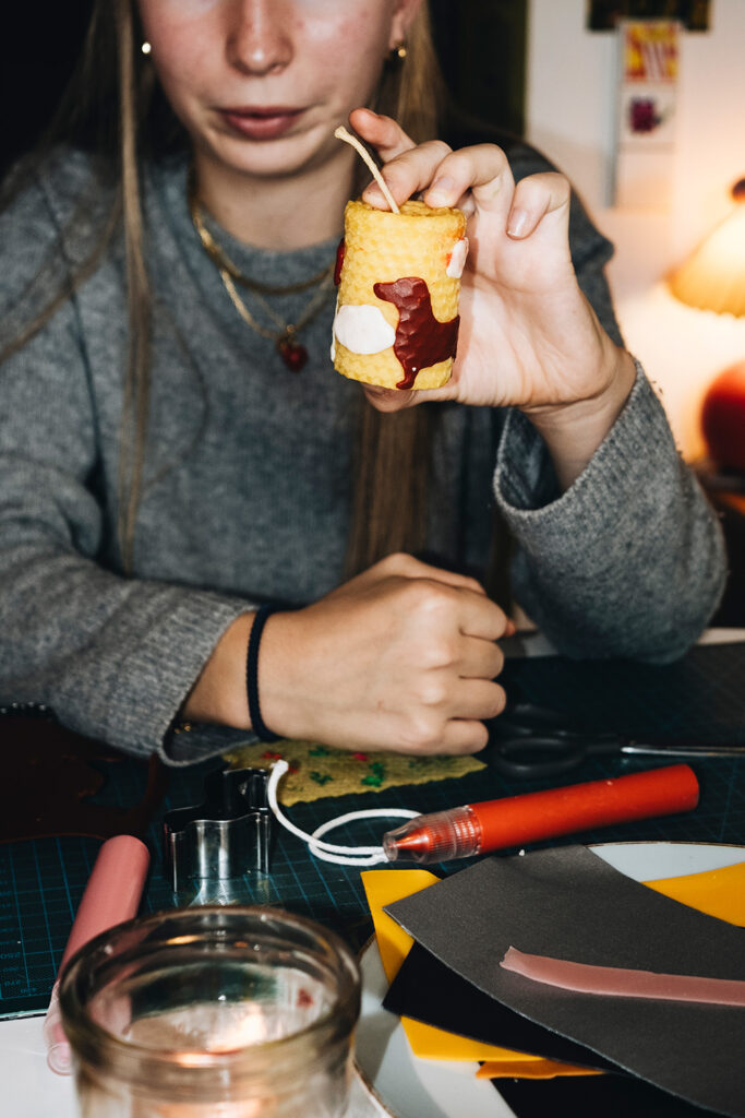 Lass uns Kerzen aus Bienenwachsplatten selber machen.