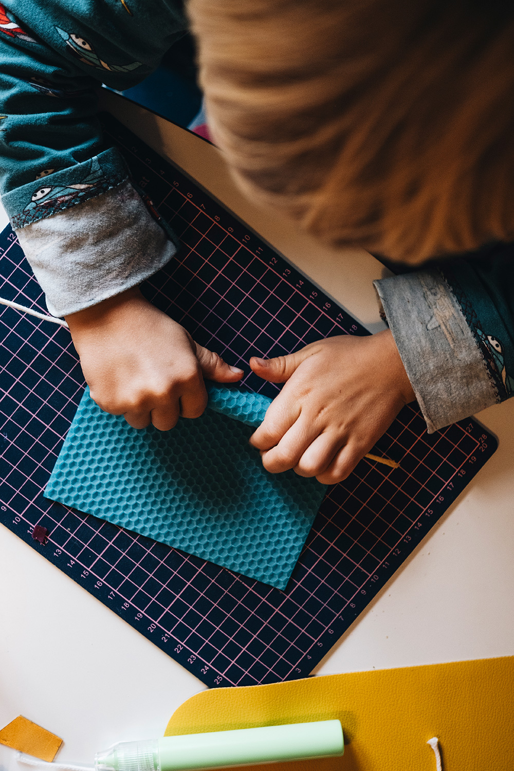 Lass uns Kerzen aus Bienenwachsplatten selber machen.