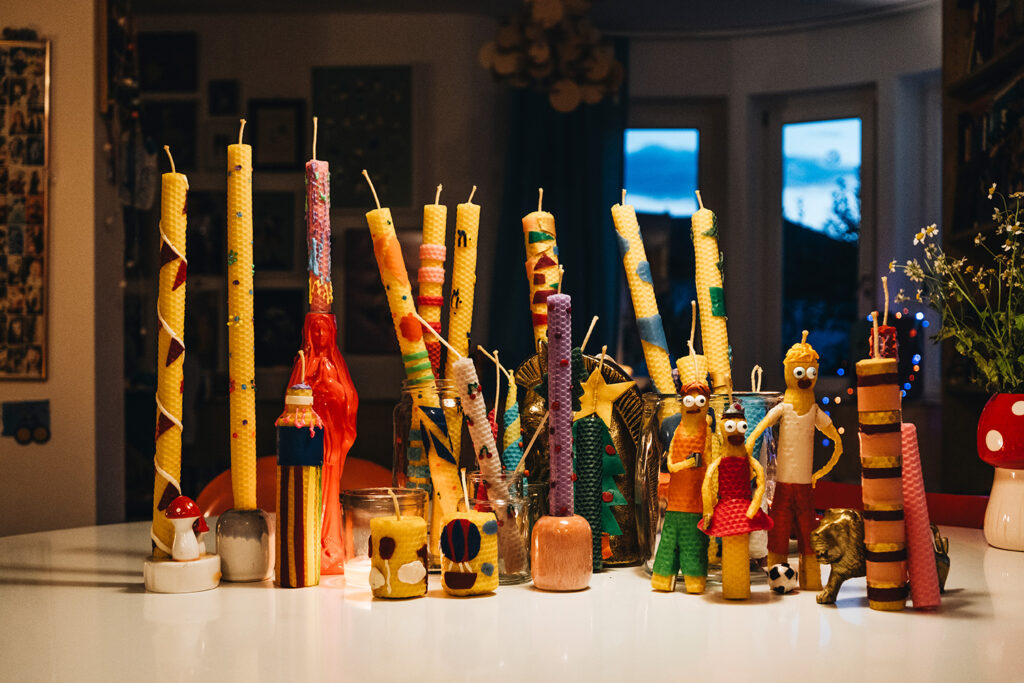 Lass uns Kerzen aus Bienenwachsplatten selber machen.