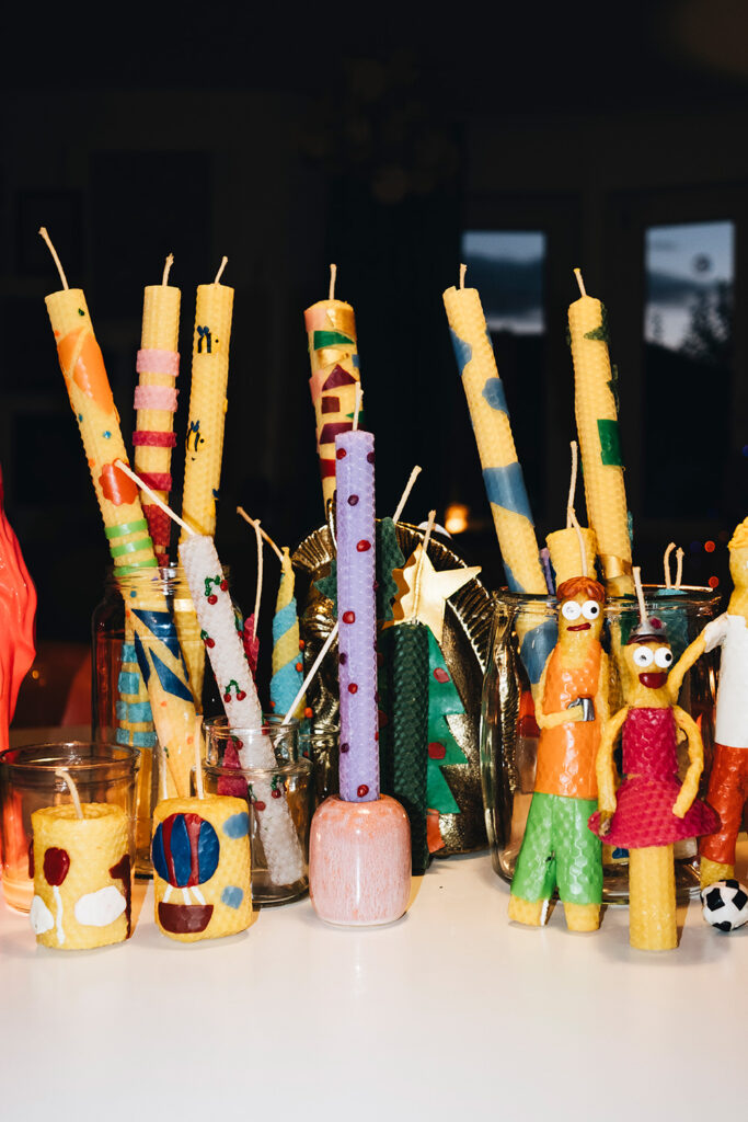 Lass uns Kerzen aus Bienenwachsplatten selber machen.