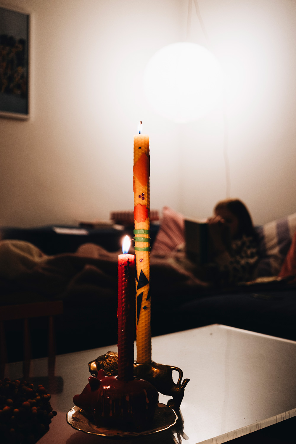 Lass uns Kerzen aus Bienenwachsplatten selber machen.