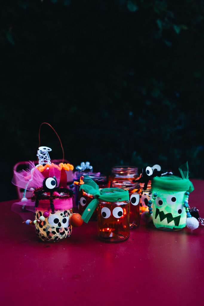 Lass uns Glasmonster-Laternen für Halloween basteln.