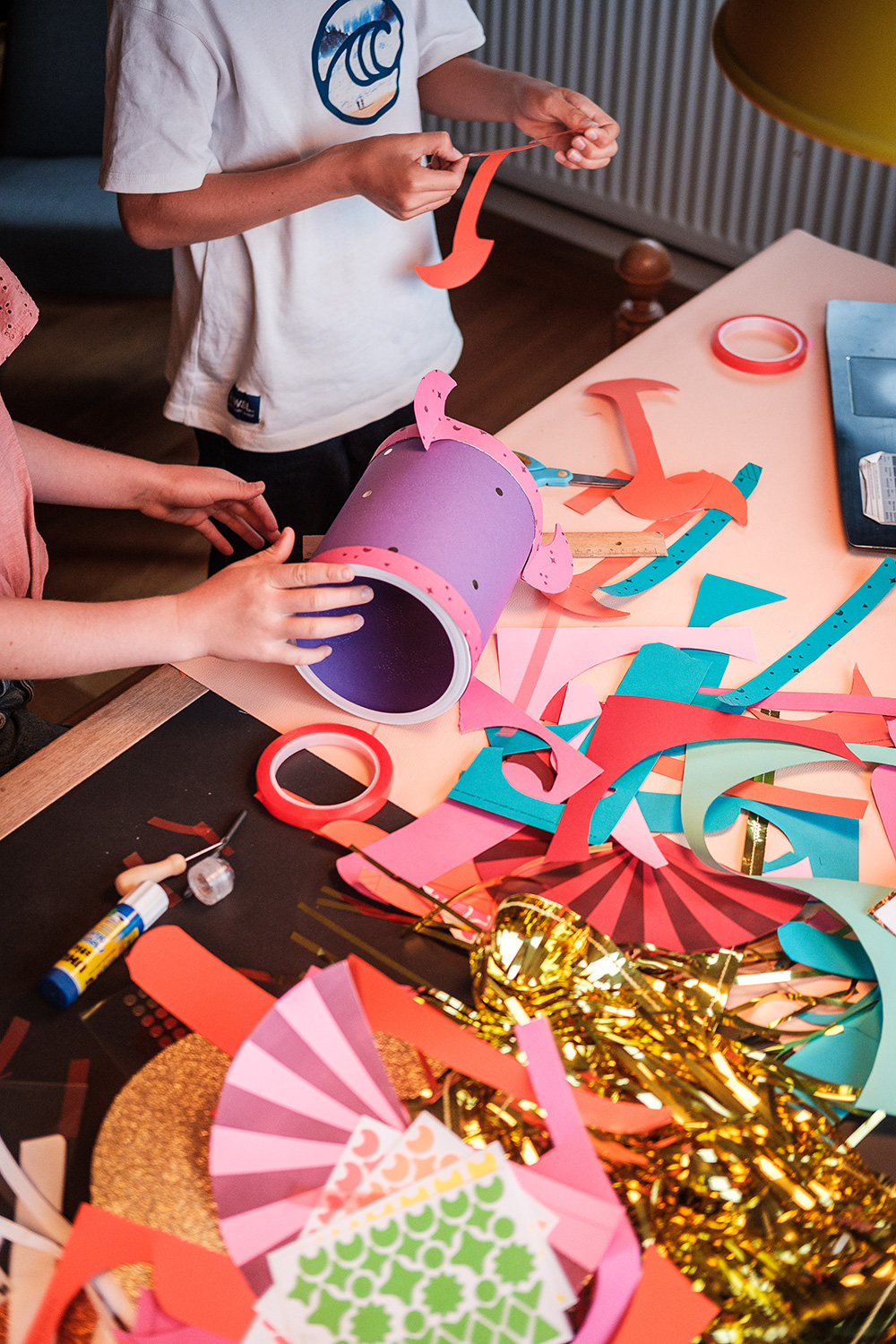 Lass uns wild und bunt die WE LIKE MONDAYS Original Raketen-Laterne basteln.