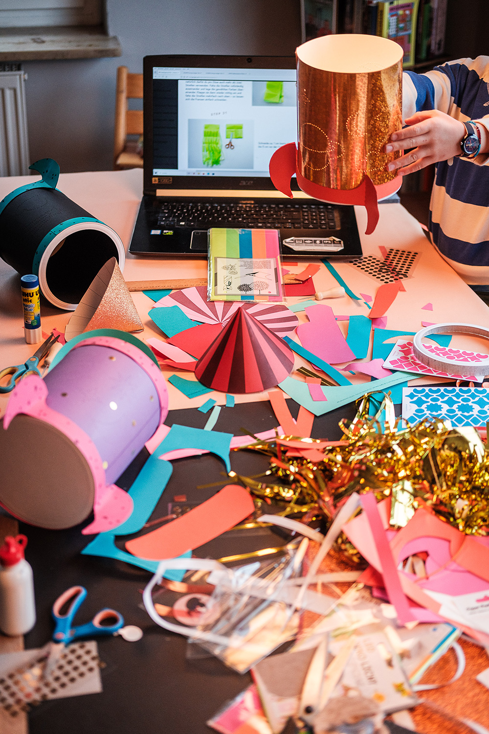 Lass uns wild und bunt die WE LIKE MONDAYS Original Raketen-Laterne basteln.