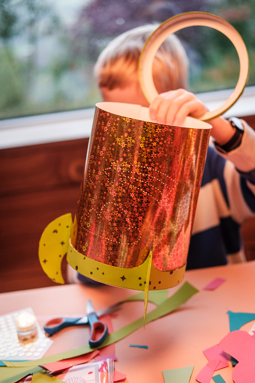 Lass uns wild und bunt die WE LIKE MONDAYS Original Raketen-Laterne basteln.