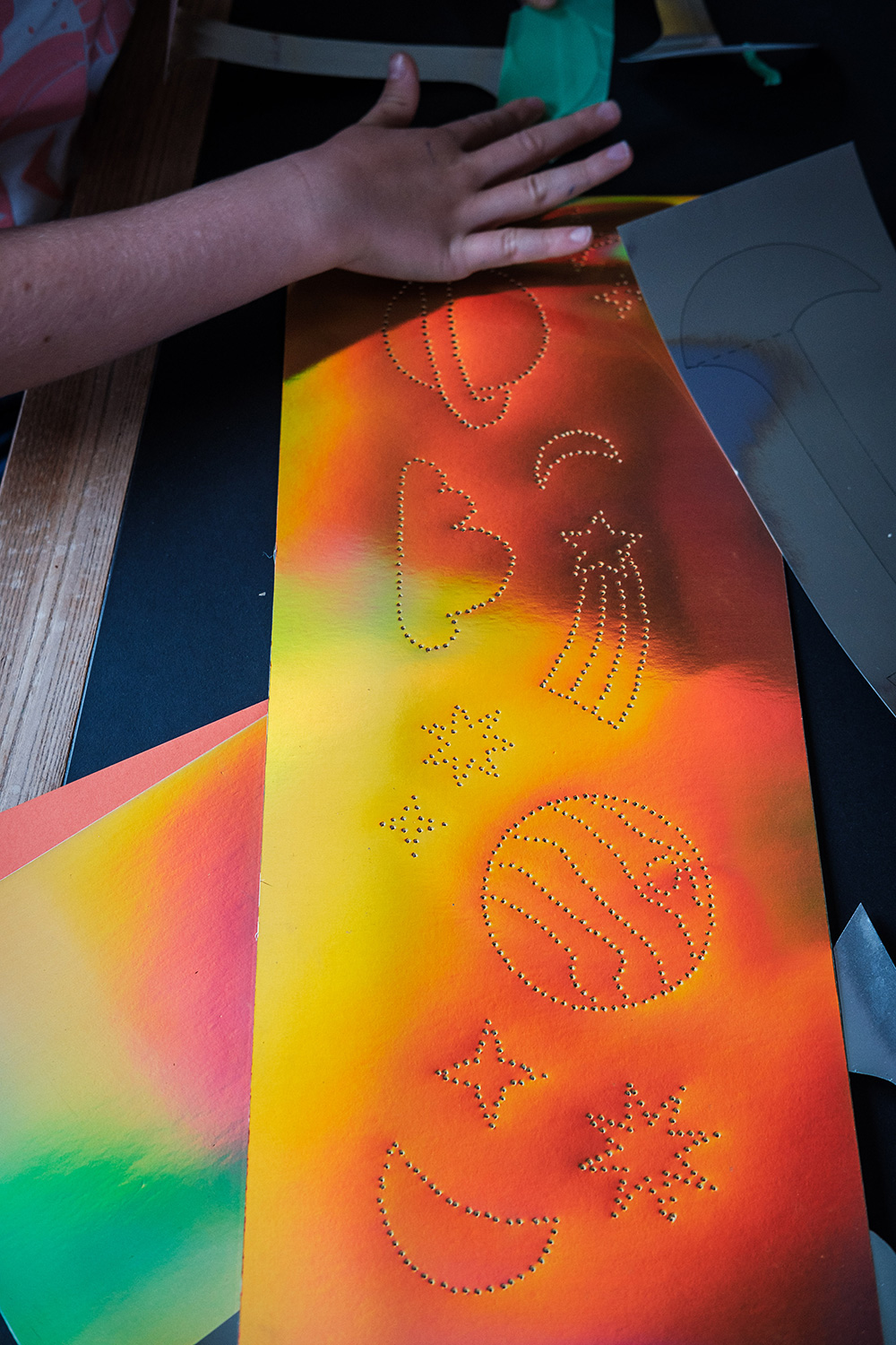 Lass uns wild und bunt die WE LIKE MONDAYS Original Raketen-Laterne basteln.