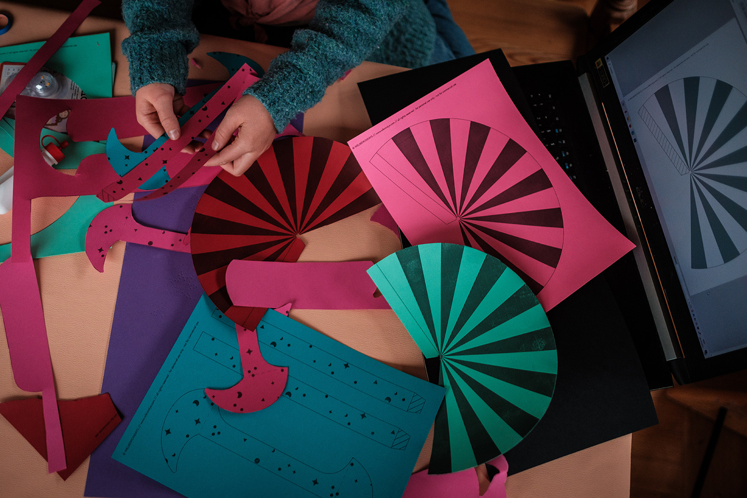 Lass uns wild und bunt die WE LIKE MONDAYS Original Raketen-Laterne basteln.