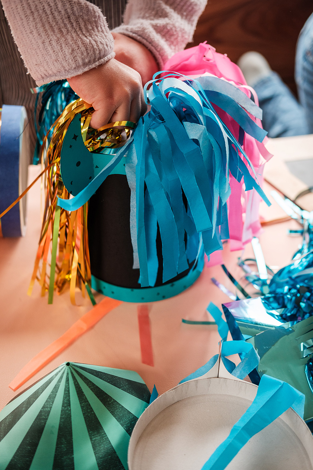 Lass uns wild und bunt die WE LIKE MONDAYS Original Raketen-Laterne basteln.