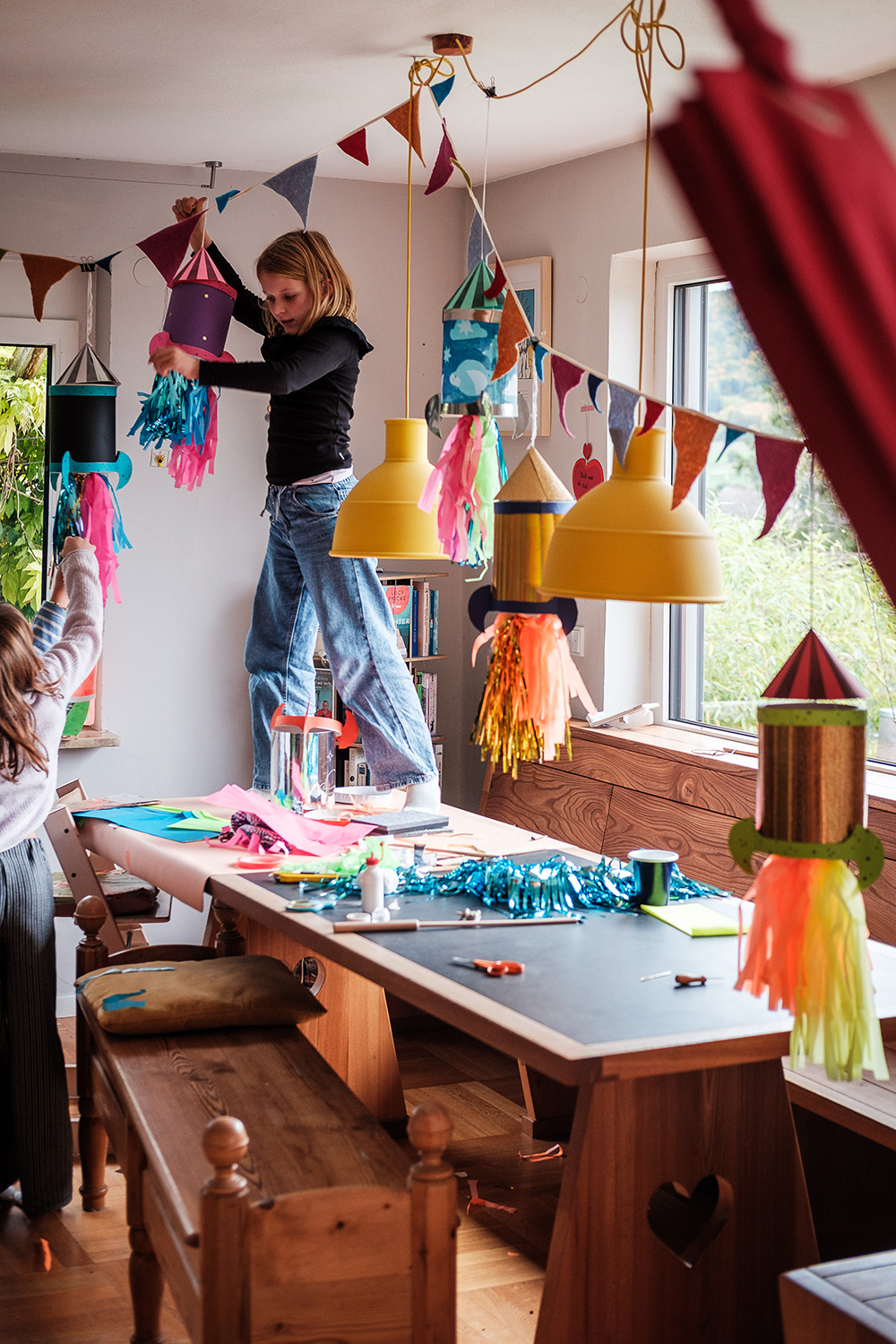 Lass uns wild und bunt die WE LIKE MONDAYS Original Raketen-Laterne basteln.