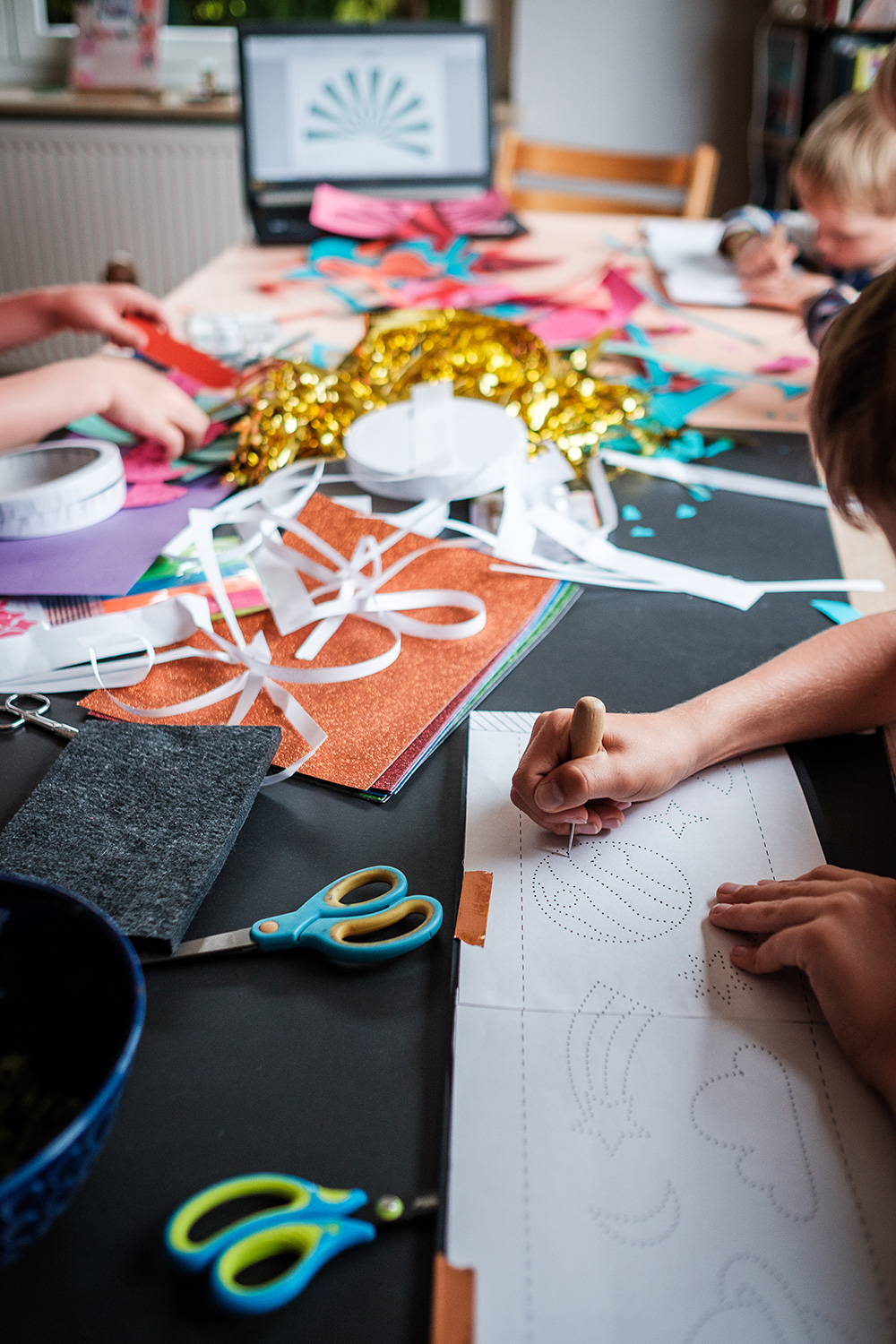 Lass uns wild und bunt die WE LIKE MONDAYS Original Raketen-Laterne basteln.