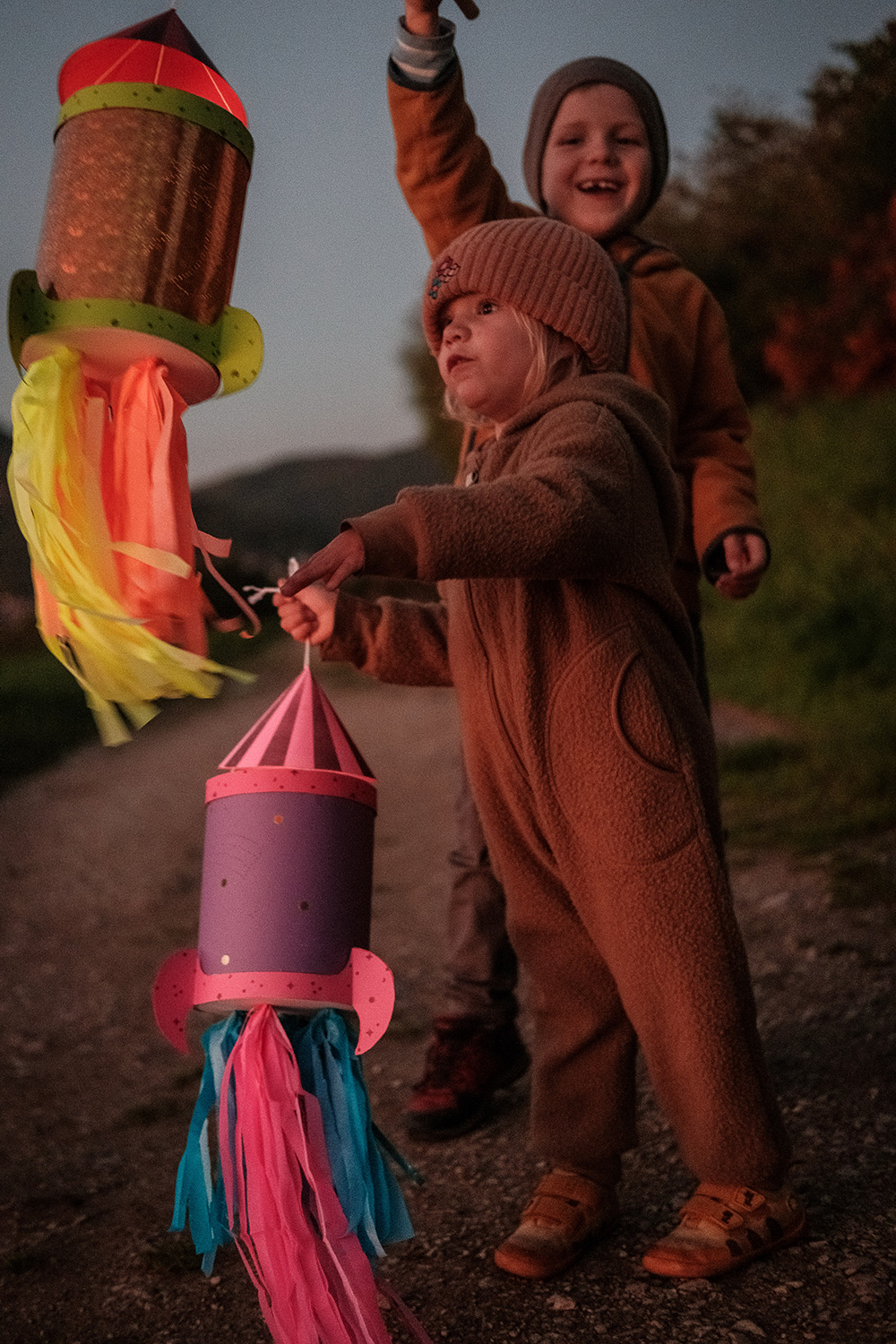 Lass uns wild und bunt die WE LIKE MONDAYS Original Raketen-Laterne basteln.