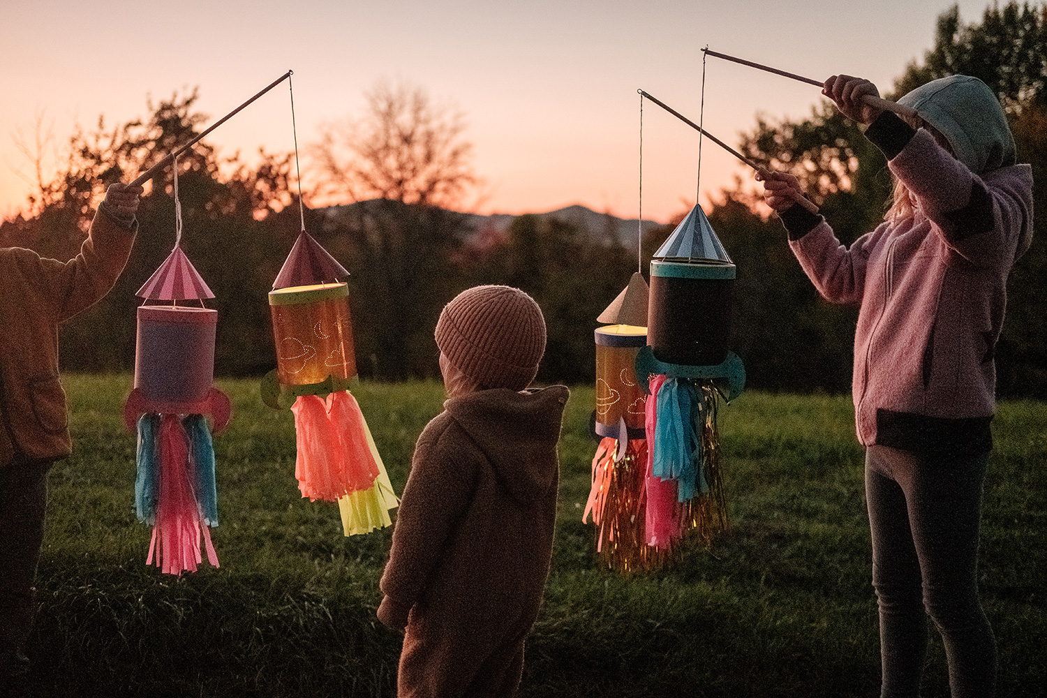 Lass uns wild und bunt die WE LIKE MONDAYS Original Raketen-Laterne basteln.