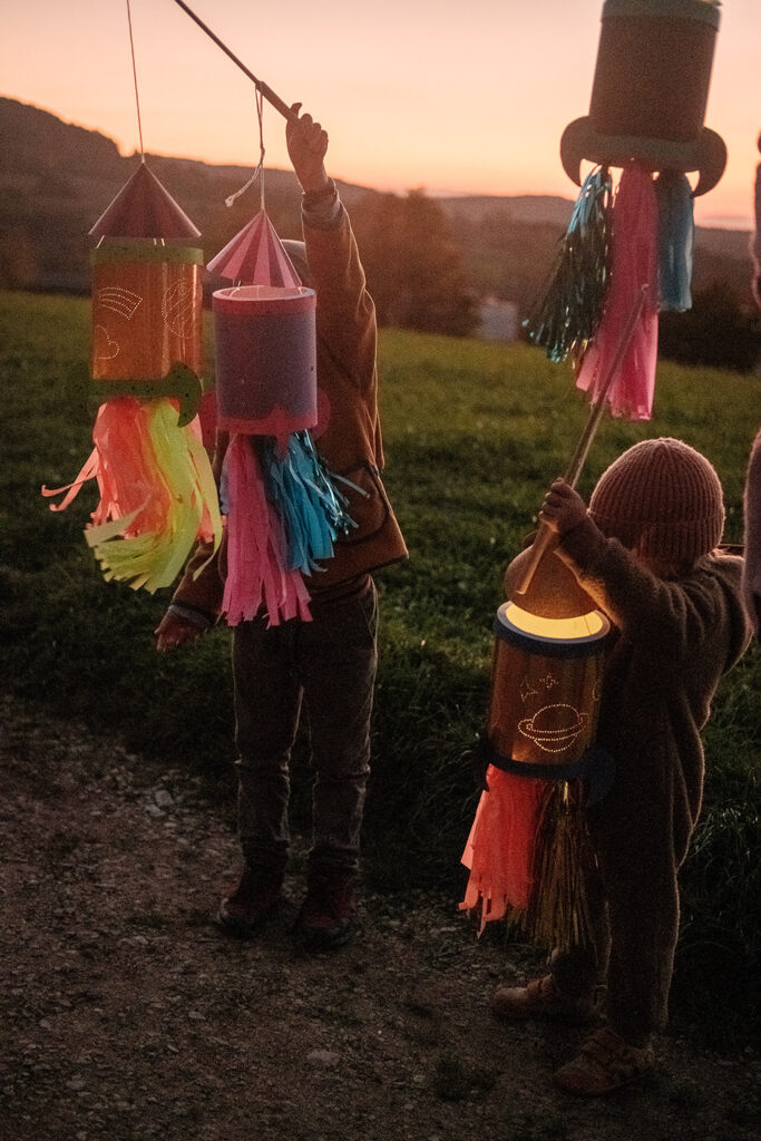 Lass uns wild und bunt die WE LIKE MONDAYS Original Raketen-Laterne basteln.
